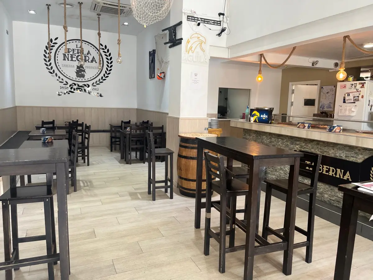 Comedor con mesas preparadas para el servicio