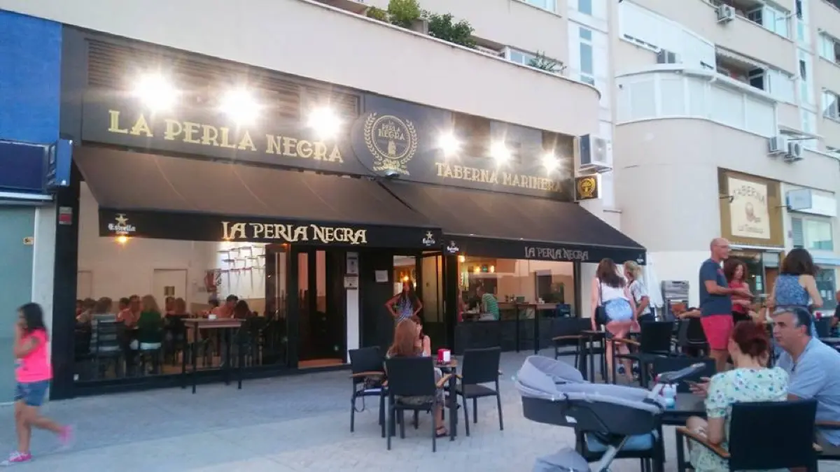 Fachada exterior de La Perla Negra de noche